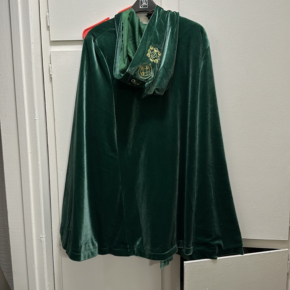 Hocus Pocus Winnie Cape - Picture 2 of 2